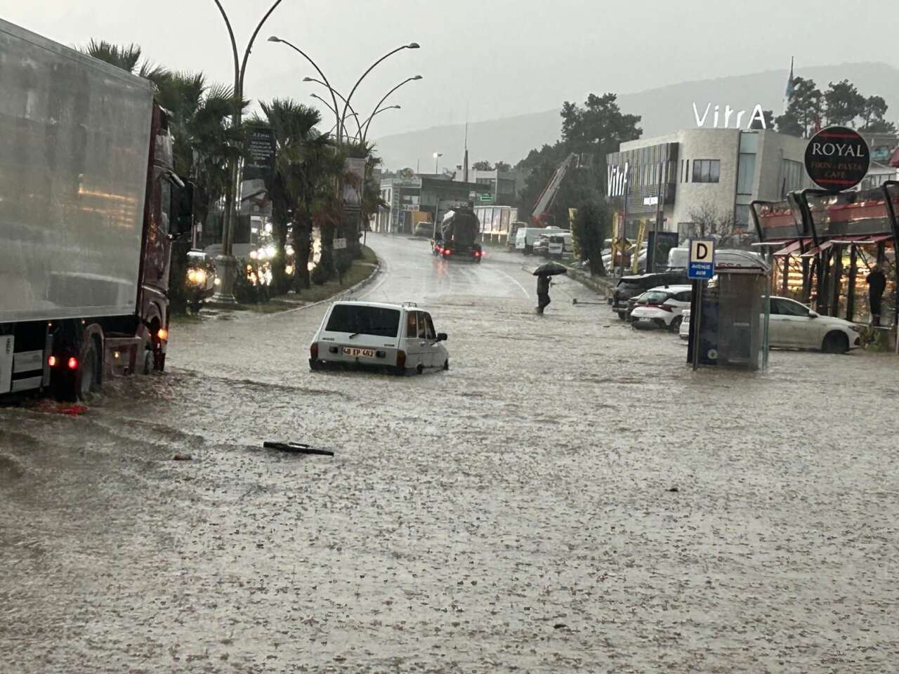 Bodrum’da Sel Felaketi: Araçlar Sular Altında Kaldı, Denizin Rengi Değişti 3